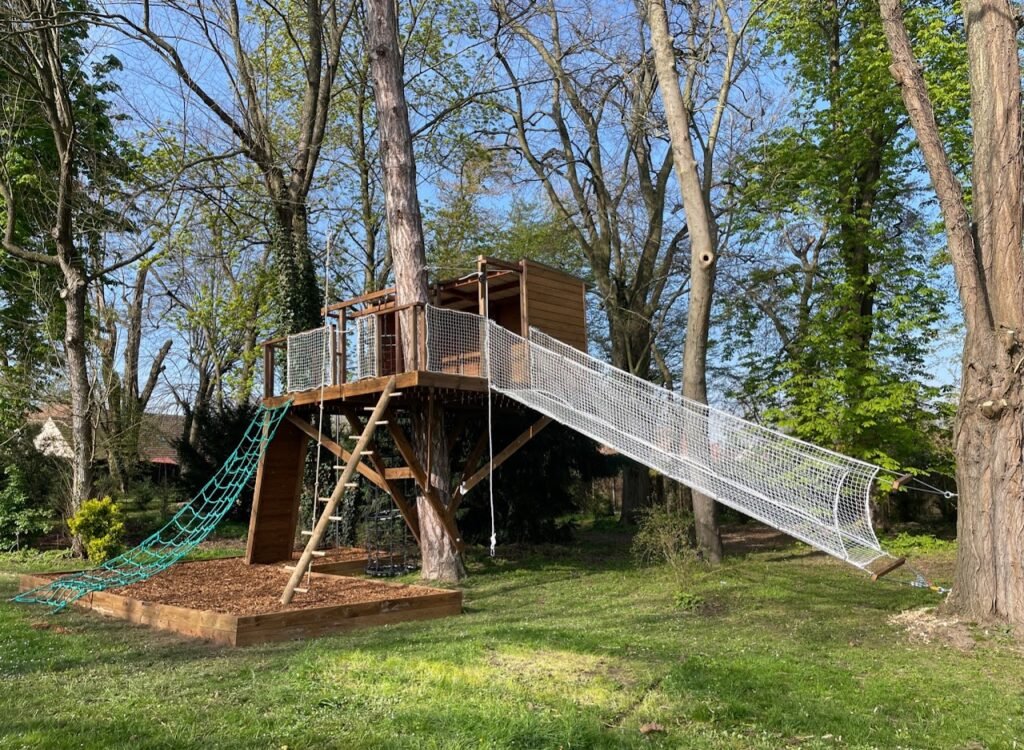 Cabane et aire de jeux réalisées par Travaux Perchés en Seine-et-Marne